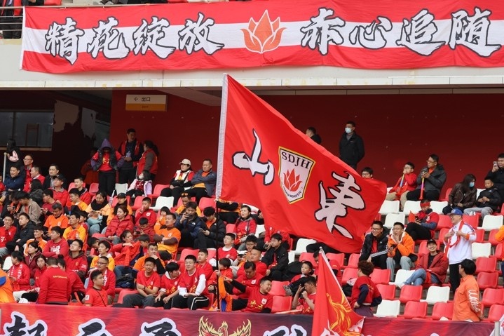 主場(chǎng)上萬(wàn)名球迷的吶喊助威，給山東體彩女足征戰(zhàn)女超增添了能量與動(dòng)力